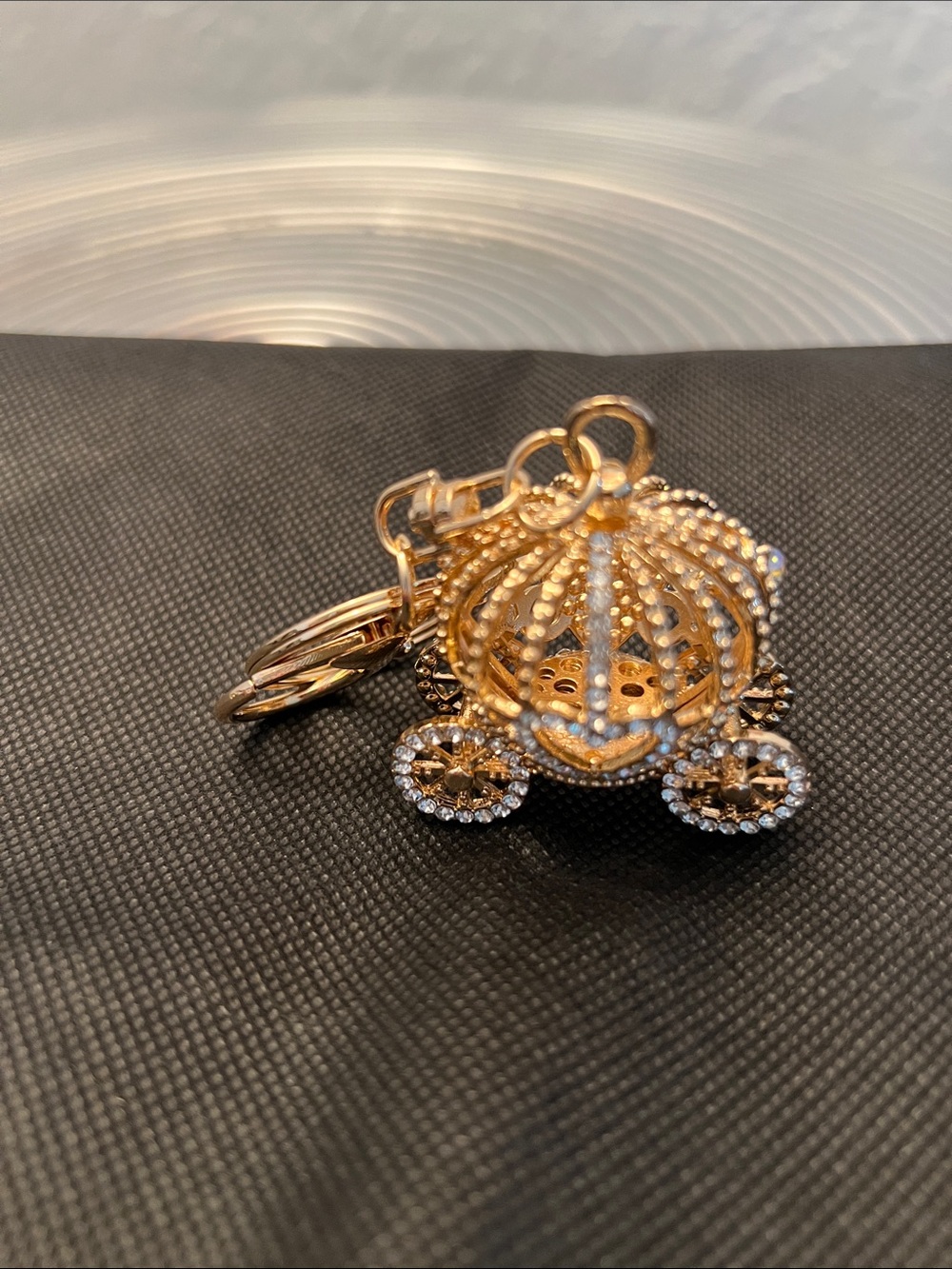 CARRIAGE KEYCHAIN
